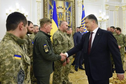 Порошенко наградил добровольцев орденами и медалями