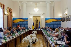 ​Кабмін тисне на Конституційну асамблею заради допомоги ЄС