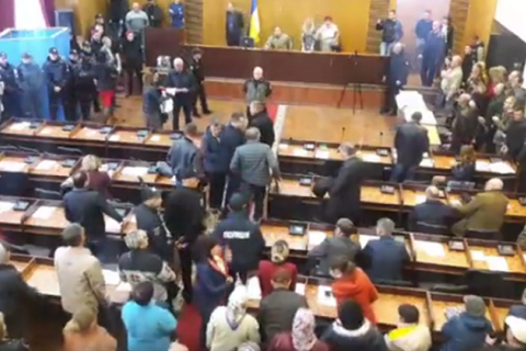 У мерії Конотопа побилися прихильники і опоненти мера: 46 затриманих, 9 постраждалих (оновлено)