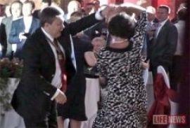 Янукович на дне рождения плясал под Серова и Киркорова 