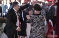 Янукович на дне рождения плясал под Серова и Киркорова 