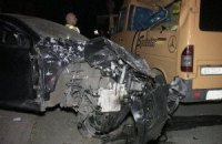 В Киеве такси из-за превышения скорости оказалось на крыше микроавтобуса