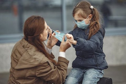 Чехия с конца мая отменяет масочный режим на улице