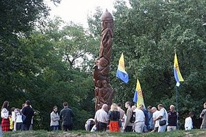 "Беркут" ночью снес статую Перуна, установленную вчера на Десятинке