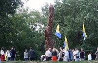 "Беркут" ночью снес статую Перуна, установленную вчера на Десятинке