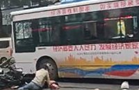 В Китае мужчина угнал автобус и направил его в толпу, погибли пять человек