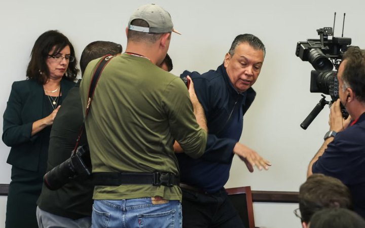 Сенатора США жорстко зупинила охорона на пресконференції міністерки
