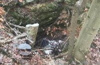 Таблицу с могилы воинов УПА в Польше выбросили в яму