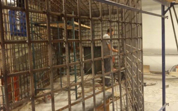 Окупанти у Маріуполі хочуть влаштувати суд над полоненими, у філармонії ставлять клітки