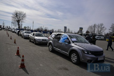 Из Мариуполя выехали почти две тысячи машин, еще столько стоят на выезде из города