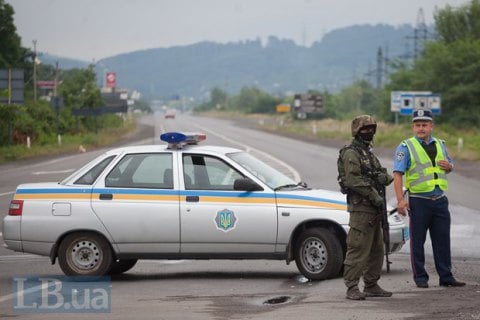 На блокпосту в Донецкой области задержаны 2 автомобиля с 200 тыс. гривен и гранатами