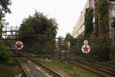 В Киеве возник крупный пожар на территории завода им. Лепсе 