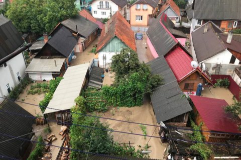 В Рахове на Закарпатье затопило улицы из-за сильного ливня