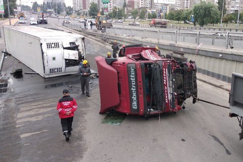 У Києві на Теремках вантажівка впала з шляхопроводу