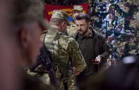 Зеленський відвідав захисників України на сході країни та вручив їм нагороди