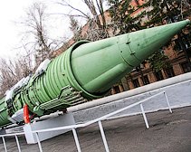 Азаров пообещал "Южмашу" выбить у России заказы