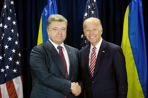 Байден предупредил Порошенко о риске отмены санкций ЕС против России