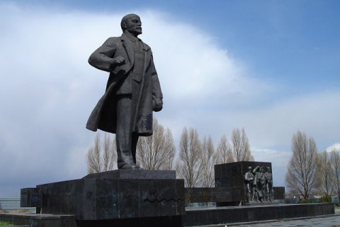 Горсовет Мариуполя намерен отозвать памятники Ленину с аукциона 