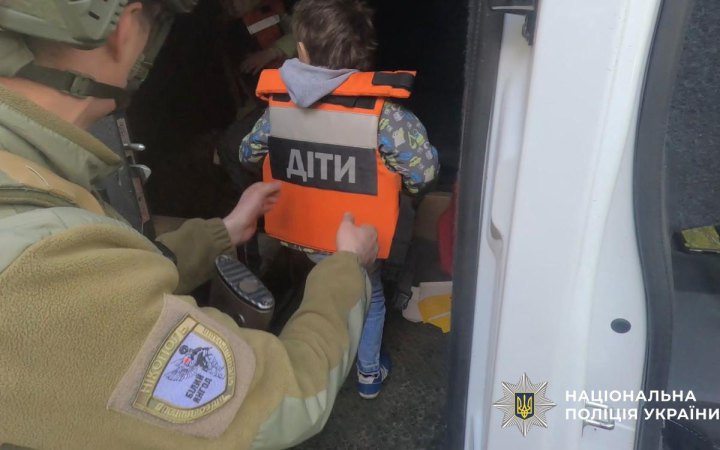 На Нікопольщині евакуювали три родини з дітьми, які перебували під постійними обстрілами
