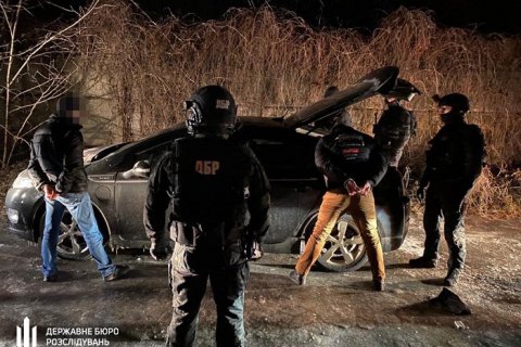 ДБР затримало трьох поліцейських, які утримували чоловіка у гаражі і вимагали у нього $2,5 тисячі