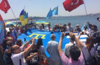 В Стамбуле развернули крымскотатарский флаг в поддержку деоккупации Крыма