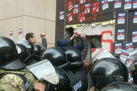 В ходе стычек у Сбербанка в Харькове пострадал полицейский