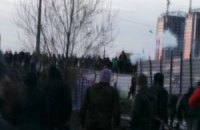 На Осокорках "титушки" воевали с жителями камнями и огнетушителями (Добавлены фото)