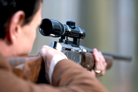 В Харьковской области мужчина с балкона выстрелил из пневматического ружья в подростка 