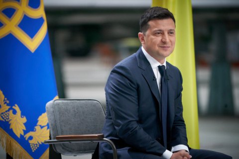 Зеленський публічно підписав закон про передачу сільгоспземель з державної в комунвласність 