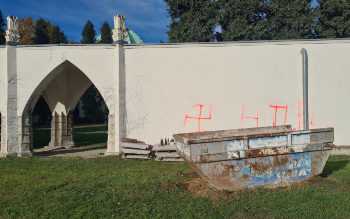 У Відні невідомі підпалили єврейське кладовище, а зовнішні стіни розмалювали свастикою