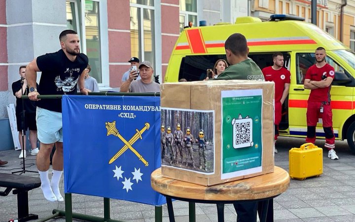 Військовослужбовець ЗСУ встановив рекорд України у віджиманні на брусах за годину