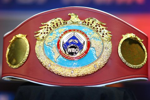 Усик отказался от третьего чемпионского пояса