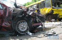 Автомобиль протаранил маршрутку в Киеве и загорелся