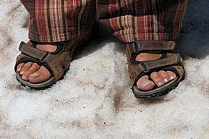 Белорус попытался пройти 25 километров в тапках