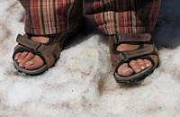 Белорус попытался пройти 25 километров в тапках