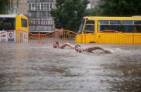 Спасатели откачали воду из затопленного Луцка