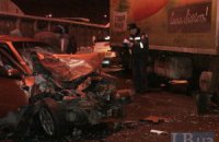 ДТП в Киеве: после столкновения с грузовиком Chevrolet смяло до неузнаваемости