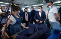 Зеленскому в Чернигове показали фабрику, где шьют защитные комбинезоны для медиков 