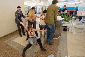 Активисткам FEMEN грозит 15 суток ареста за попытку украсть голос Путина 
