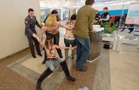 Активисткам FEMEN грозит 15 суток ареста за попытку украсть голос Путина 