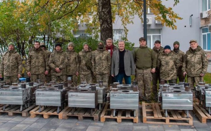Порошенко передав батальйону з південного напрямку генератори, буржуйки і "Старлінк" 