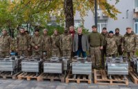 Порошенко передав батальйону з південного напрямку генератори, буржуйки і "Старлінк" 