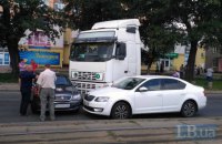 Два ДТП парализовали движение на оживленной улице на левом берегу Киева