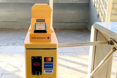 На станциях городской электрички в Киеве установили турникеты для бесконтактной оплаты