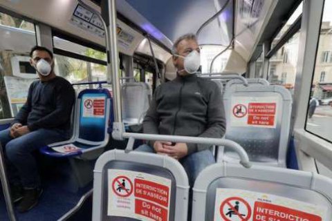 Во Франции медики призывают избегать разговоров в автобусах и метро