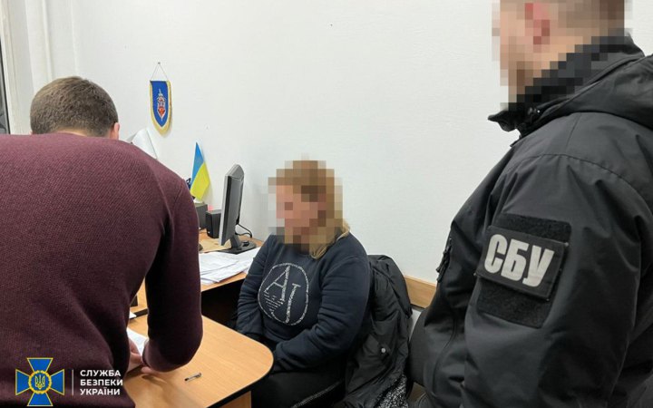 СБУ затримала зрадницю, яка допомагала окупантам на Херсонщині та втекла після приходу ЗСУ