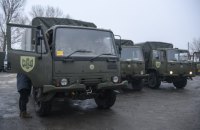 Порошенко привіз вантажівки з причепами у бригаду артрозвідки на східний фронт