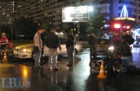 В Киеве таксист сбил мотороллер
