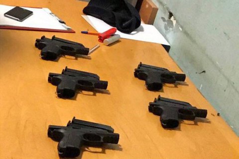 У Києві затримали п'ятьох поліцейських, які грабували і били громадян на залізничному вокзалі