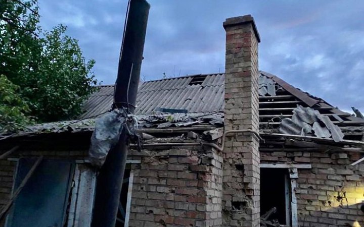 Уночі росіяни обстріляли Дніпропетровщину: у Нікополі пошкоджені будинки, санаторій і підприємства
